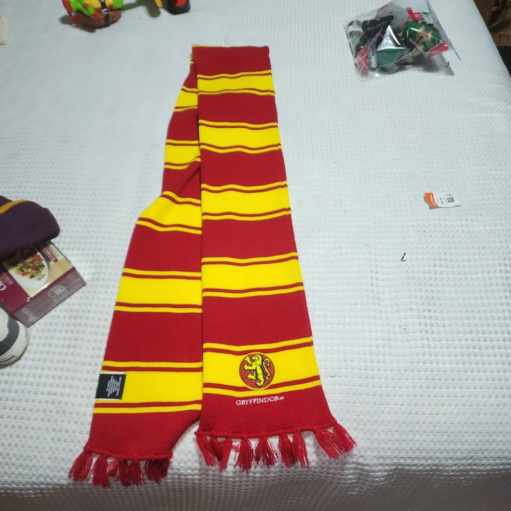 HARRY POTTER NWOT GRYFFINDOR LONG KNITTED SCARF FRINGES